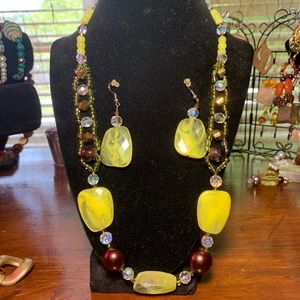 Very pretty yellow set!!!!